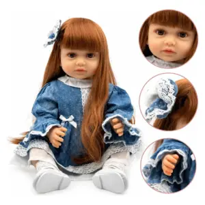 Muñeca realista de silicona 55 cm, cabello largo cobrizo y ojos marrones, vestida con un traje azul de encaje blanco.